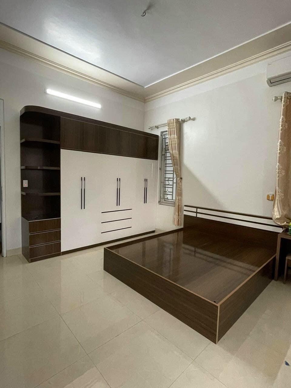 Giường Ngủ Hiện Đại Tông Nâu Sẫm Bóng – Sang Trọng và Thanh Lịch